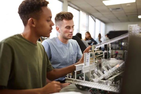 Deux Étudiants Universitaires Masculins Construisant Machine Science Robotique Classe Ingénierie — Photo