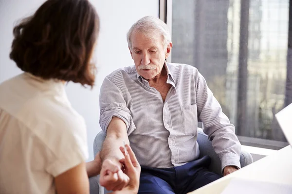 Seniorin Wird Von Ärztin Krankenhaus Mit Grippeschutzimpfung Behandelt — Stockfoto