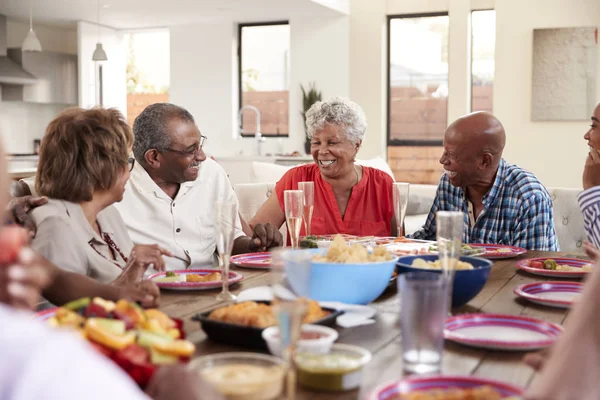 Farfar Gör Skål Vid Middagsbordet Firar Med Sin Familj — Stockfoto