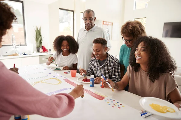 Drie Generatie Zwarte Familie Keuken Het Maken Van Een Teken — Stockfoto