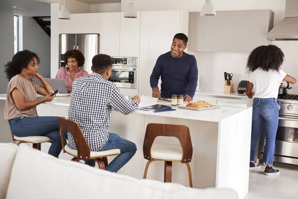 Счастливая Чернокожая Семья Разговаривает Готовит Семейный Обед Вместе Своей Кухне — стоковое фото