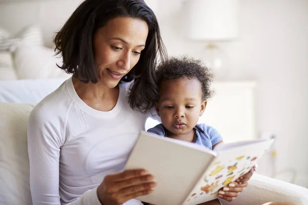 Närbild Blandad Ras Ung Vuxen Mamma Sitter Fåtölj Läsa Bok — Stockfoto