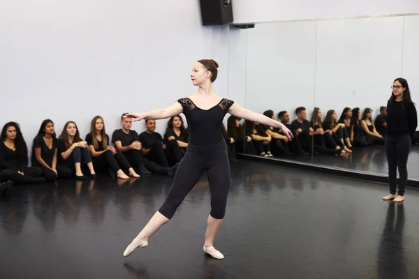 舞台芸術学校の女子バレエ学生がダンススタジオでクラスと教師のために演奏 — ストック写真