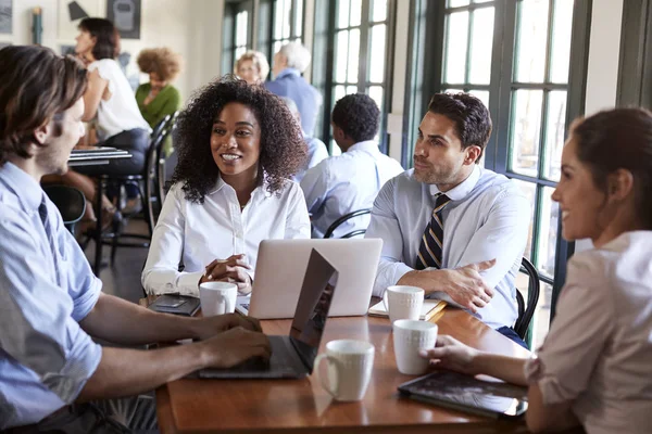 Business Team Met Informele Ontmoeting Rond Tafel Coffee Shop — Stockfoto