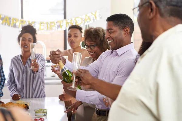 Middelbare Leeftijd Zwarte Man Opening Champagne Vieren Met Zijn Drie — Stockfoto