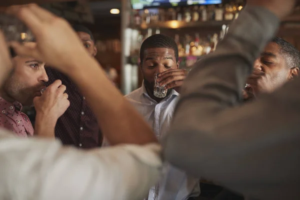 Groep Mannelijke Vrienden Avond Uit Het Drinken Van Shots Bar — Stockfoto