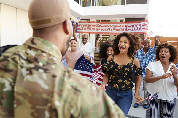 Γενιά Μαύρη Οικογένεια Καλωσόρισμα Στρατιώτης Επιστρέφει Στο Σπίτι Πάνω Από — Φωτογραφία Αρχείου