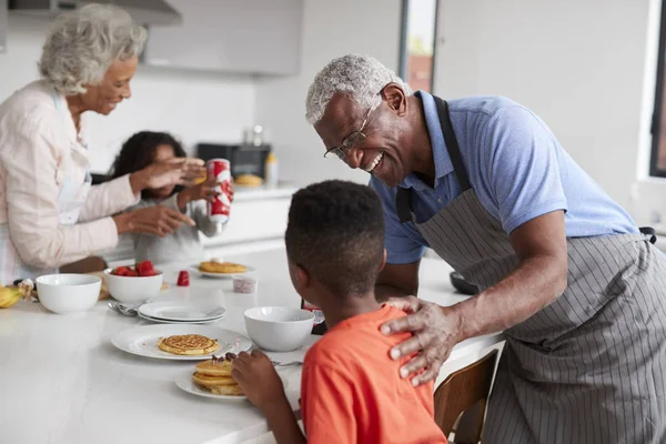 Grootouders Keuken Met Kleinkinderen Maken Pannenkoeken Samen — Stockfoto