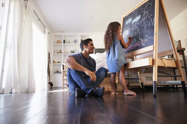 Hispanic Dad Sitting Floor Sitting Room Watching His Young Daughter — Stock Photo, Image