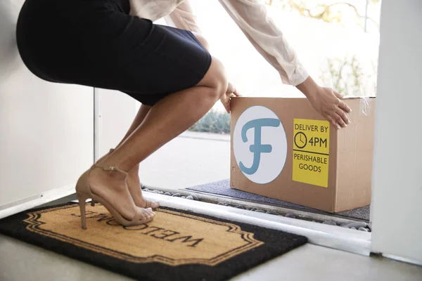 Kapı Eşiğinde Karton Paket Kadını Kutu Alma — Stok fotoğraf
