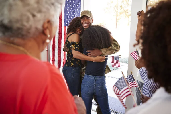 帰国後に家族を抱きしめるミレニアル世代の黒人兵士 — ストック写真