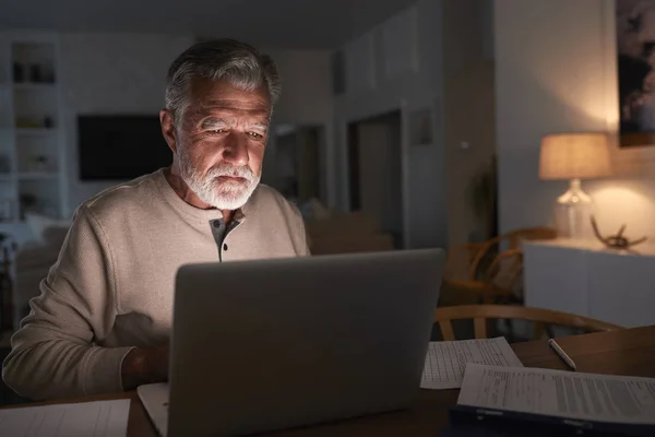 Senior Hispanischer Mann Checkt Seine Finanzen Online Hause Mit Einem — Stockfoto