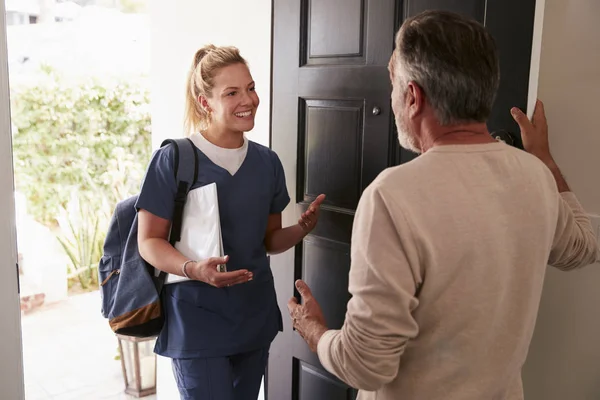 Hombre Mayor Abriendo Puerta Principal Una Trabajadora Salud Que Hace — Foto de Stock