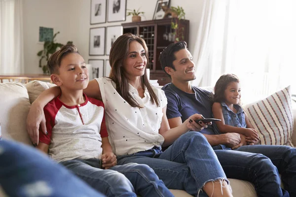 自宅のソファに座って一緒にテレビを見ている若いヒスパニック系の家族は クローズアップ — ストック写真