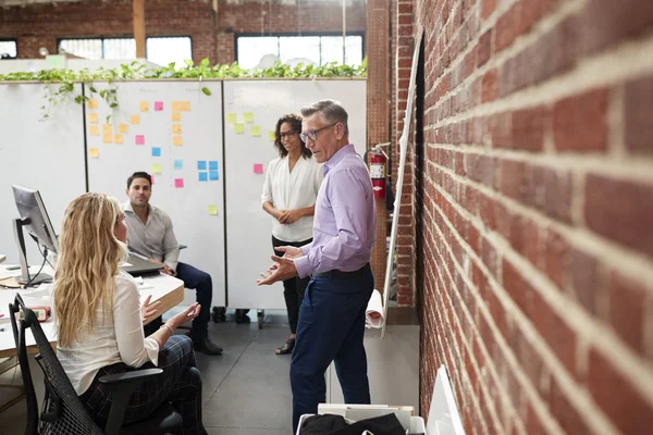 Creative Team Meeting Ideen Modernen Büro Diskutieren — Stockfoto