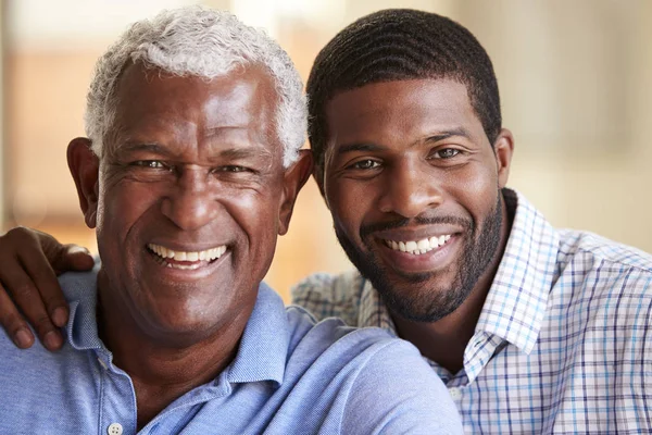 Portret Van Lachende Senior Vader Wordt Omhelsde Door Volwassen Zoon — Stockfoto