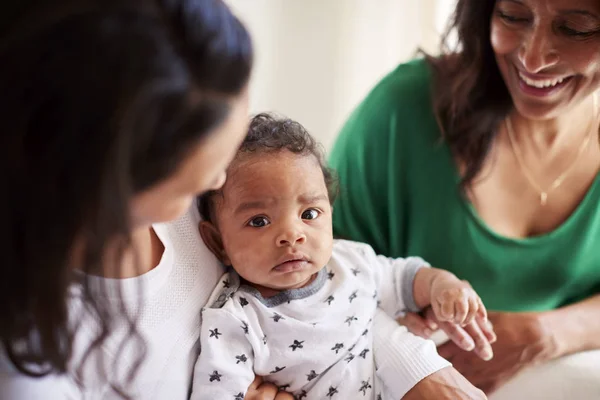 Millennial Mixed Race Mutter Hält Ihren Drei Monate Alten Sohn — Stockfoto
