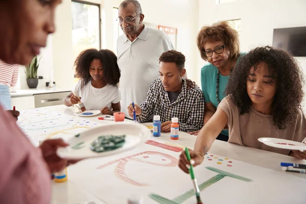 Drie Generatie Zwarte Familie Keuken Het Maken Van Een Teken — Stockfoto