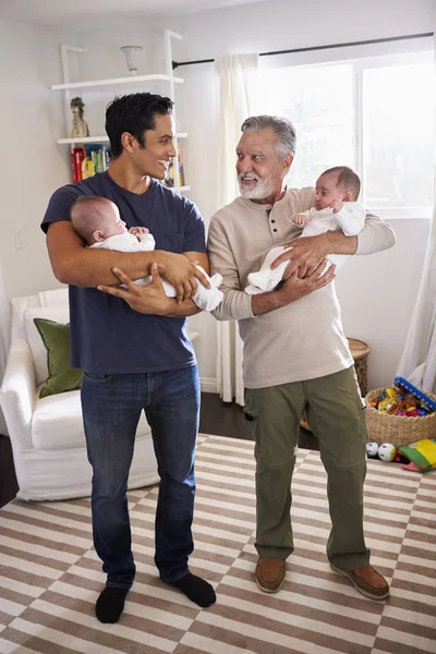 Jonge Spaanse Man Zijn Oudere Vader Houden Zijn Twee Kleine — Stockfoto