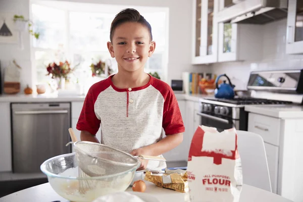 Stolzer Pre Teenie Junge Der Der Küche Selbstständig Kuchenmischung Zubereitet — Stockfoto