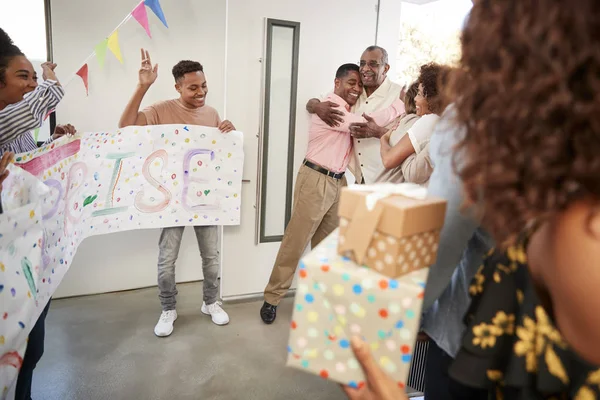 Senior Pareja Negra Llegando Casa Una Fiesta Sorpresa Familiar Enfoque — Foto de Stock