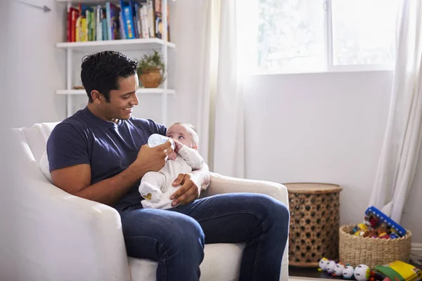 Sonriente Padre Hispano Sosteniendo Hijo Cuatro Meses Dándole Biberón Casa — Foto de Stock