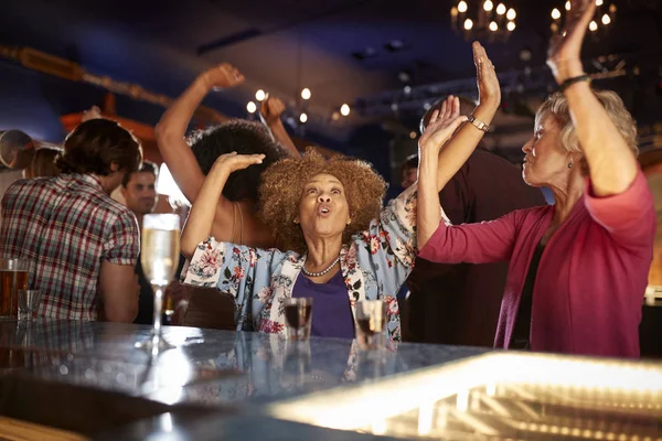 Femme Amis Aînés Dansant Dans Bar Ensemble — Photo