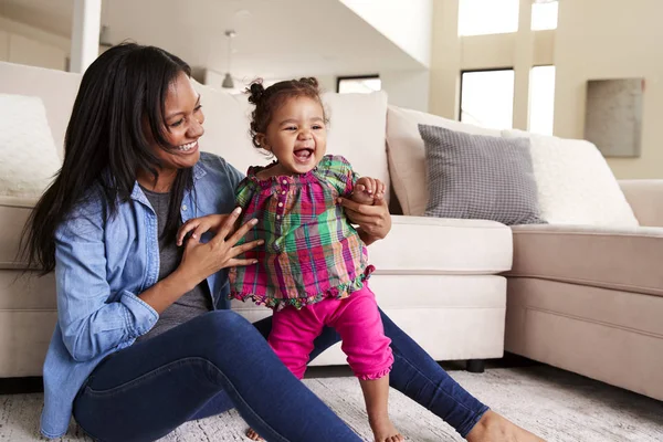 Mamma Leker Med Baby Dotter Sitter Golvet Loungen Hemma — Stockfoto