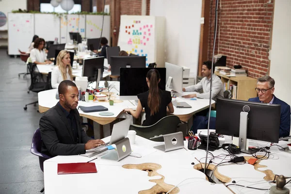 Geschäftsteam Schreibtisch Modernen Großraumbüro — Stockfoto