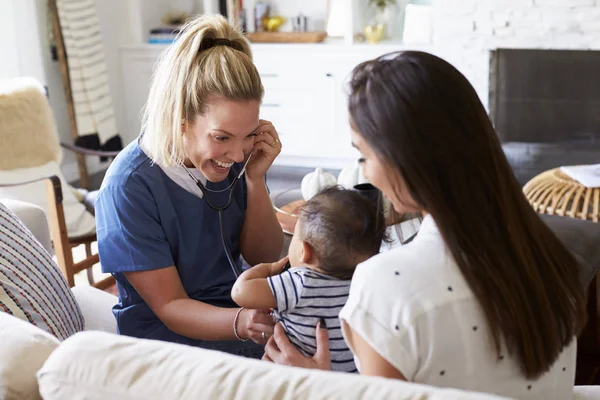 Une Travailleuse Santé Rend Visite Une Jeune Maman Son Fils — Photo