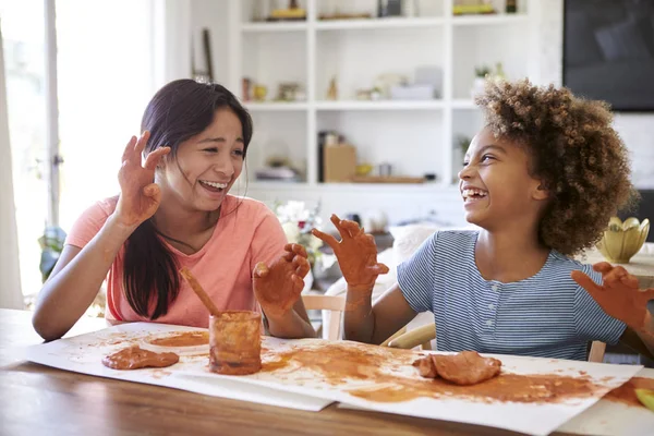 Duas Namoradas Divertindo Brincando Com Argila Modelar Casa Rindo Mostrando — Fotografia de Stock