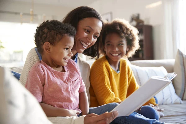 Närbild Ung Mamma Sitter Soffa Vardagsrummet Läser Bok Till Sina — Stockfoto