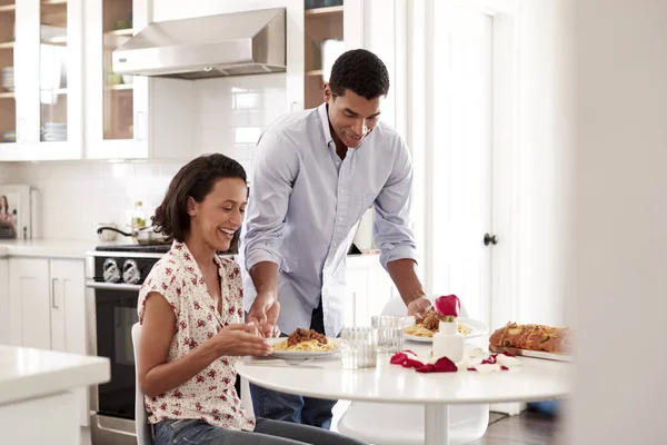 Mujer Adulta Joven Sentada Mesa Cocina Pareja Sirviendo Una Comida —  Fotos de Stock