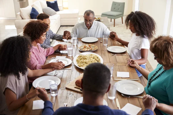 Três Geração Família Negra Mãos Dadas Dizendo Graça Mesa Antes — Fotografia de Stock