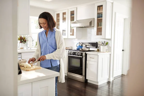 Mujer Milenaria Parada Encimera Cocina Preparando Comida — Foto de Stock