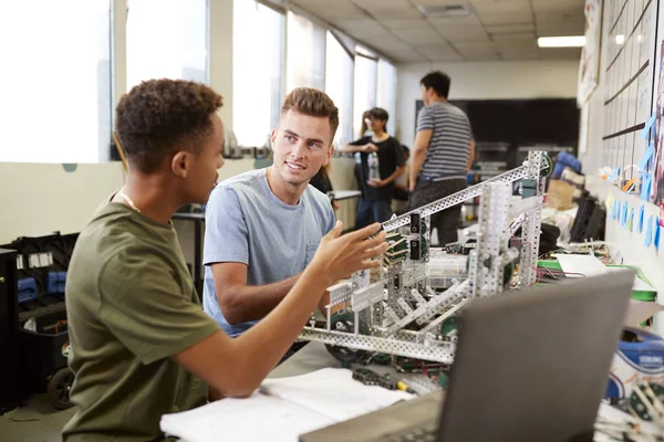 Deux Étudiants Universitaires Masculins Construisant Machine Science Robotique Classe Ingénierie — Photo