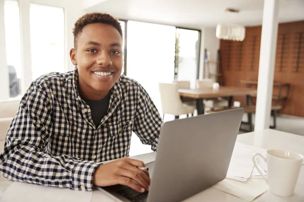 Nero Adolescente Maschio Utilizzando Computer Portatile Casa Sorridente Alla Fotocamera — Foto Stock