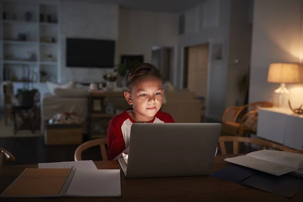 Pre Teen Hispanic Pojke Sitter Vid Matbordet Gör Sina Läxor — Stockfoto