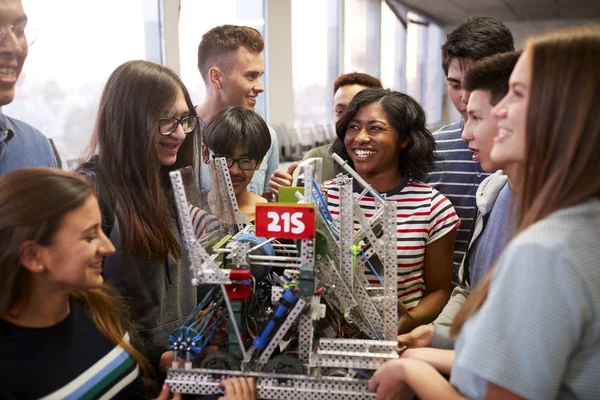 Κολλέγιο Φοιτητές Δασκάλα Holding Μηχανή Στην Επιστήμη Ρομποτική Κλάση — Φωτογραφία Αρχείου