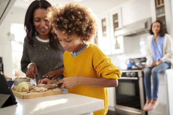 Abuela Ayudando Nieta Preparar Comida Cocina Madre Sentada Fondo Centran — Foto de Stock