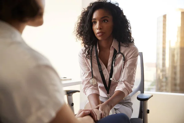 Ärztin Büro Beruhigt Patientin Und Hält Ihre Hände — Stockfoto