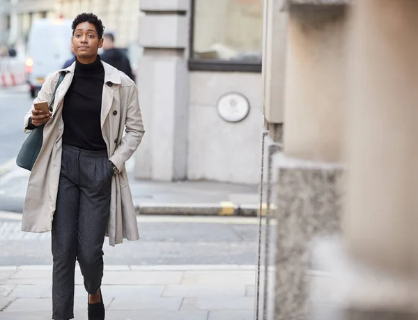 Young Black Businesswoman Walking Street London Holding Smartphone Selective Focus — 스톡 사진