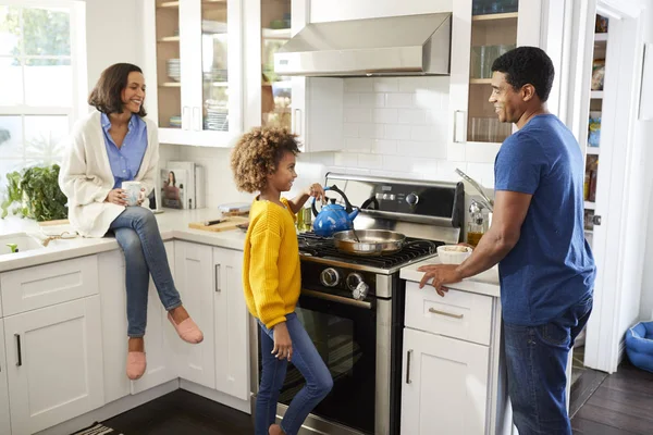 Los Padres Raza Mixta Hija Pasan Tiempo Juntos Preparando Comida —  Fotos de Stock