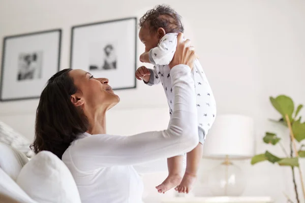 Feliz Mestiço Jovem Mãe Adulta Levantando Seu Filho Bebê Três — Fotografia de Stock