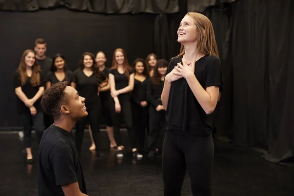 Estudiantes Teatro Masculino Femenino Escuela Artes Escénicas Clase Improvisación Estudio — Foto de Stock