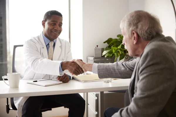 Homme Âgé Ayant Une Consultation Avec Médecin Masculin Dans Bureau — Photo