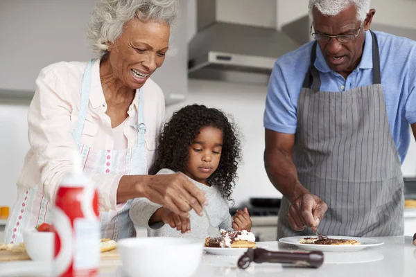 Grootouders Keuken Met Kleindochter Maken Pannenkoeken Samen — Stockfoto