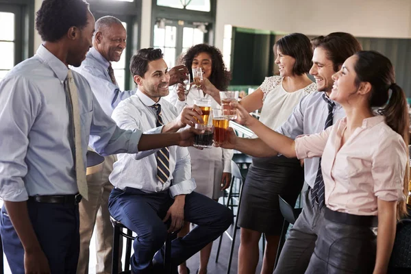 Colegas Negocios Reúnen Para Después Las Obras Bebidas Bar Haciendo —  Fotos de Stock