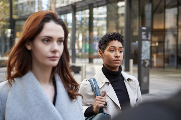 Dos Jóvenes Empresarias Adultas Caminando Por Ciudad Londres Cerca Enfoque —  Fotos de Stock