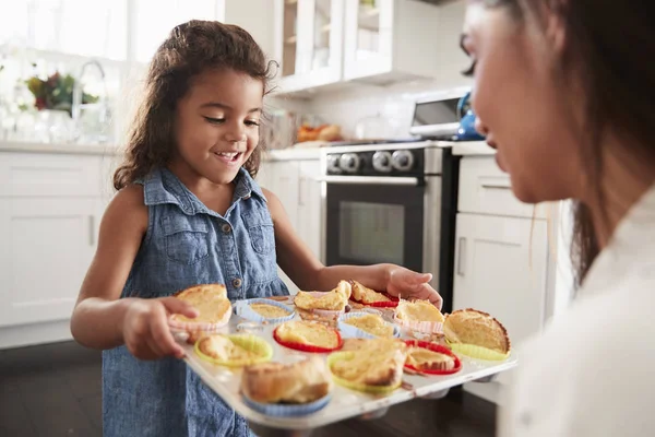 Sorridente Giovane Ragazza Ispanica Piedi Cucina Presentando Torte Che Cotto — Foto Stock